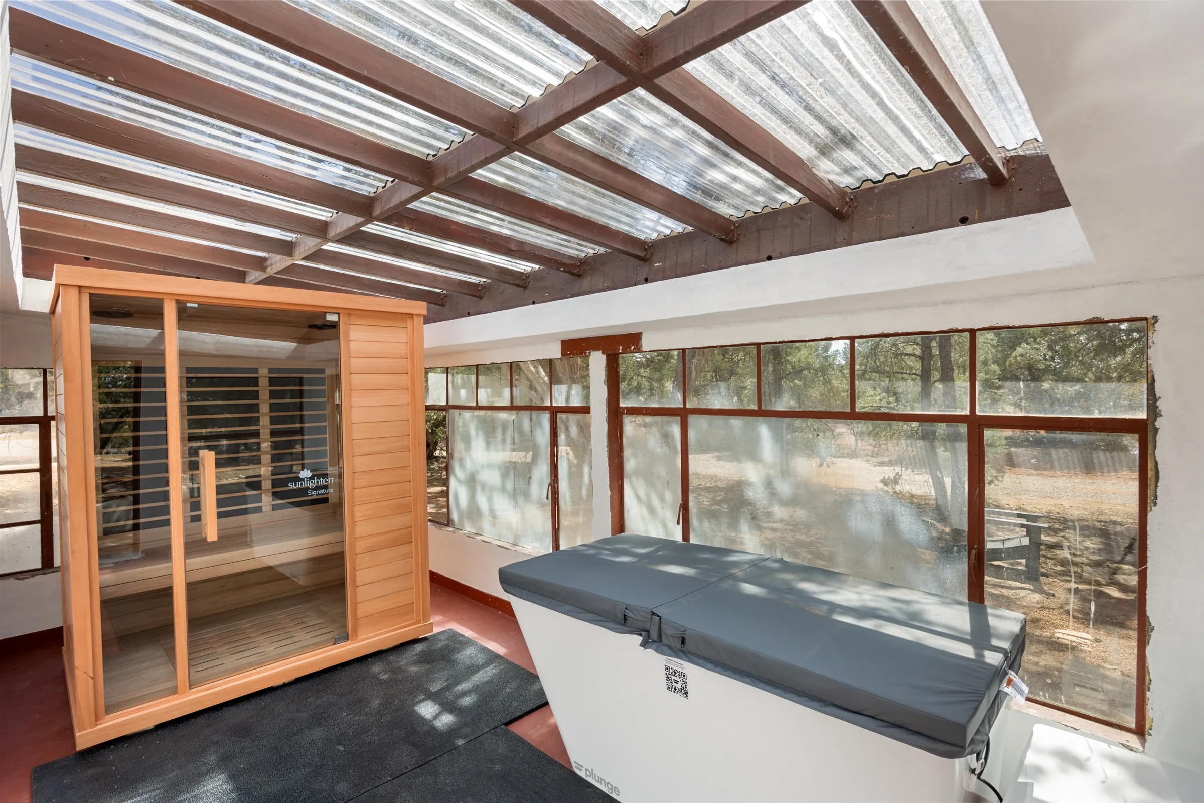 The cold-plunge and sauna under glass at Casa de Ice